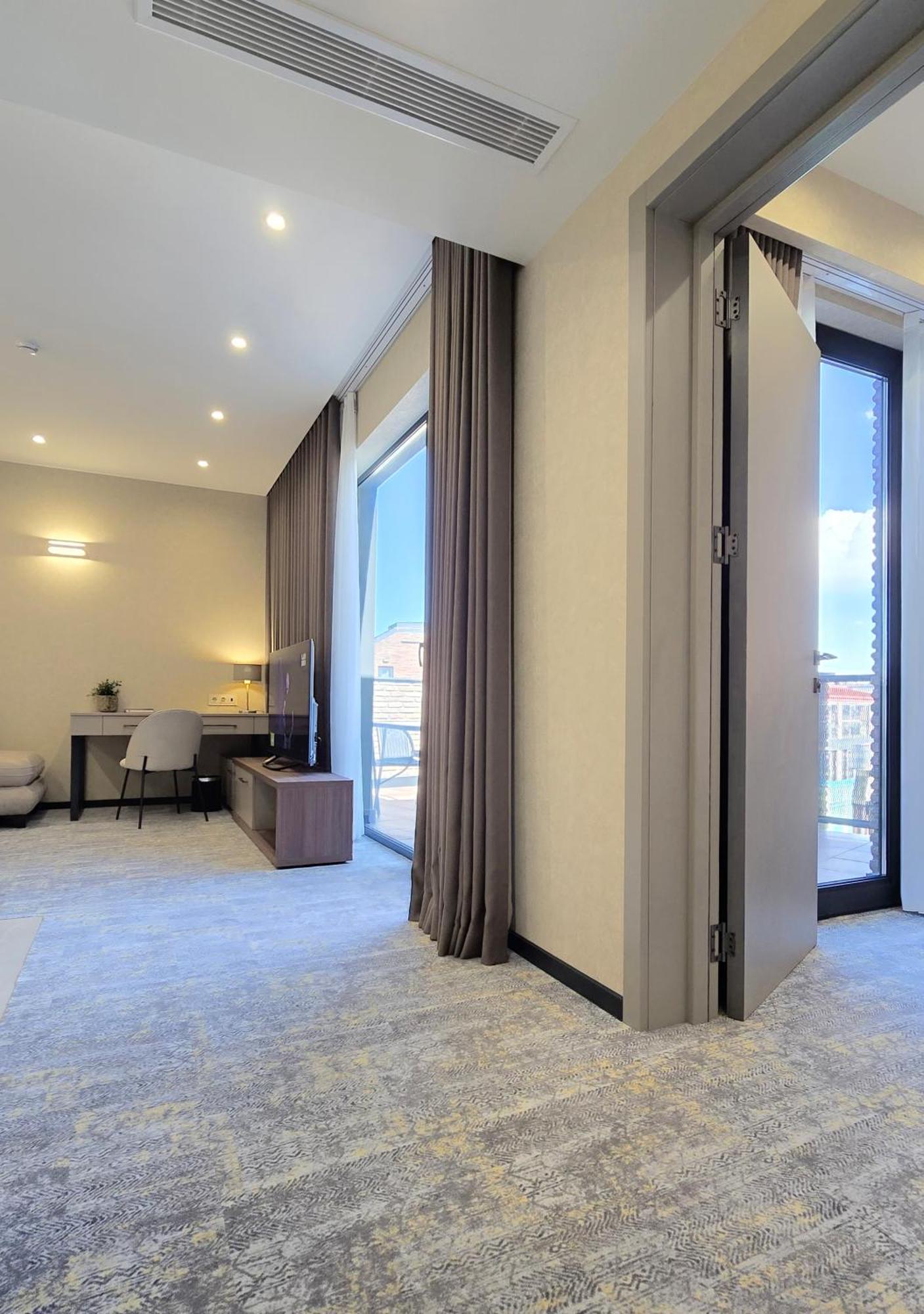 Griffin Hotel Tbilisi Ngoại thất bức ảnh